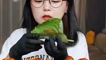 小姐姐吃红烧香辣牛蹄，满满的骨胶原，太美味了#妈呀太香了 #吃货的双11推荐 #吃货的世界唯有美食不