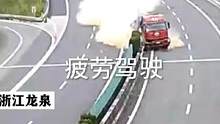 #上热门 遵守交规 安全出行#该行为存在风险请勿轻易模仿 #安全出行 @抖音正能量 @抖音小助手 @
