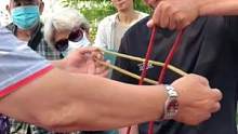民间戏法绳子穿越，小伙子当场懵了。