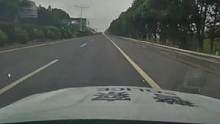 后视镜里小车浓烟滚滚，车流中交警逆向奔赴（供稿：嘉兴交警）#交通安全 #文明出行 #道路千万条安全第
