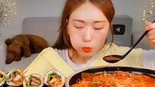 小姐姐吃辣牛肉宽粉拉面，五花肉紫菜包饭太香啦-#沉浸式吃饭 #解压声控 #好吃到停不下来 #吃货 #