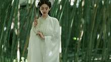 “我见众生皆草木，唯你是青山。”
竹林里的古装写真，清冷感绝了
#国风古韵 #古风摄影 #美出高级感