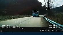 进入弯道就看到大巴车了 早点按喇叭提醒