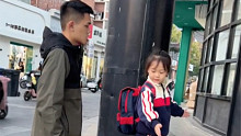 妹妹就是这样无条件地信任哥哥！