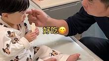 小老板长大了，什么东西都要啃上两口#宝宝零食#小皮米饼#奶爸带娃 #记录成长的每一个瞬间