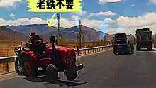 开车禁忌弯道超车。#道路千万条安全第一条 #该行为存在风险请勿轻易模仿 #遵守交通规则珍爱生命 #守