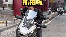 摄影师跟我讲这是行为艺术，你们怎么看？#那时V5 #本田XADV750 #街拍 #机车