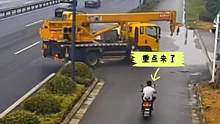 路口减速慢行。#道路千万条安全第一条 #遵守交通规则珍爱生命 #交通事故警示录 #谨慎驾驶安全第一 