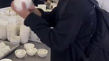 体育生餐厅狂摇米饭，四碗直接变两碗，男生：不想来回跑了