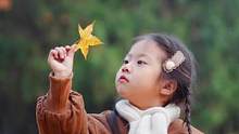 啵妞的迟到秋日照#小朋友眼中的大世界 #人类幼崽成长记计划 #秋天落叶 #属于秋天的颜色