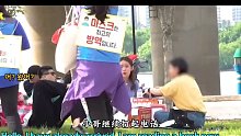 跌倒后自然看书，韩国恶搞路人搞笑解说