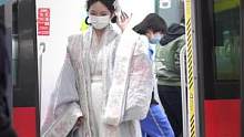 跑回去的那一下真的太尴尬了#地铁随拍 #汉服小姐姐 #国风合伙人