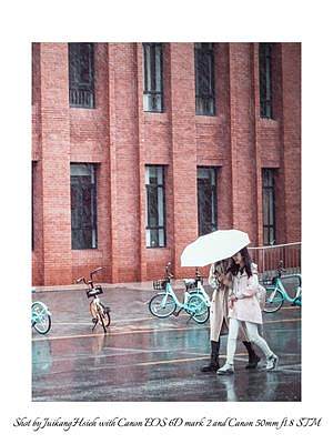 大雨天电影感扫街 |摄影扫街【站墙角的豚鼠】#摄影 #扫街 #取景器里的世界 #下雨天 #电影感 下