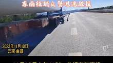 事发麒师高速一运载风扇的货车路上爆胎@大陆良好 @抖音创作者中心 