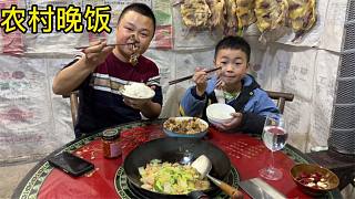 湖北荆门特色风干鸡，父子两吃得津津有味，还有咸肉炖白菜萝卜