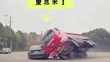 太危险了，开车需谨慎，安全第一位#交通安全 #危险瞬间 #惊险一幕 #监控下的一幕
