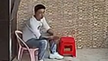 男子刚坐下，背后的瓷砖就掉落下来…瓷砖：我等你很久了