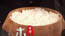 此视频一出，即将改变寿司在美食界的地位，木桶蒸饭，每一口饭都让您在吃寿司的感觉，华夏木桶蒸饭不出，干