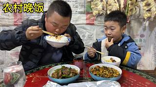 湖北农村晚饭吃，爆炒黄鳝鱼片，鸡腿肉末炒酸菜，烧鸡骨，太香了