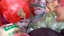 网友：遇见了就是缘分。别人不要我来要。我养你们两个。