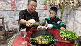 湖北农村晚饭，大羊腿火锅炖萝卜，在烫上菠菜吃实在太香了