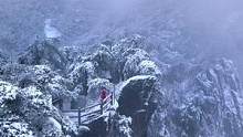 还记得去年我们一起等第一场雪吗？接下来三天黄山入冬的第一场初雪将至，让我们翘首以待！#DOU在等黄山