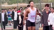 高校男生成功跳高过1米95，热身就让人惊呼