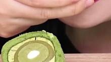 这个抹茶蛋糕卷绝了，里面是冰淇淋和糯米糍外面是蛋糕，一口下去三种口味，湿湿的糯糯的口感还有冰淇淋的清