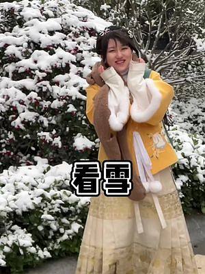 穿着汉服出门去西湖看雪啦❄️  杭州下雪啦！！#杭州下雪了 #2022年的第一场雪 #汉服 #原相机