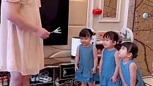 爸爸教三个宝贝女儿正确捡东西，但是还不忘黑一下宝妈