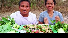 大叔带大老婆吃剁椒酸辣凉拌牛百叶