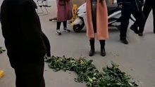 一看门女子阻拦不让老人进门，将老人的菜扔到一边还让其站到一边