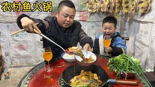 湖北农村父子晚饭吃，生态鲫鱼小火锅，放上各种配菜喝点饮料香啊
