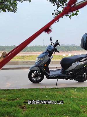 這個(gè)季節(jié)特別適合出來(lái)騎行，不管你騎跨騎還是騎踏板總該出來(lái)玩玩，躺在黃河岸邊真的挺愜意，什么也不想瞇上