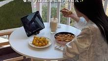 睡到大中午 做了份Brunch鸡肉丸芝士意面➕焦糖拿铁 看似平凡的生活 也能闪闪发光～#独居女生的日