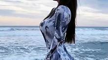 一起去海边吹海风吧 听说一起吹过海风的人  会记得很久很久#海边 #腰臀比