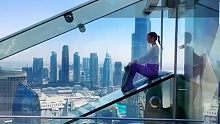 迪拜219米高空全玻璃滑梯