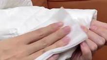 冬天羽绒服领口，袖口容易脏，千万别每天都洗，用它擦一擦，擦的干净还不留印子，太实用了#羽绒服清洁湿巾
