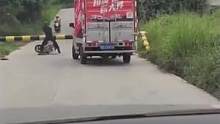 这种情况应该是
大货车碰了一下
#道路千万条安全第一条 #交通安全 #危险瞬间
