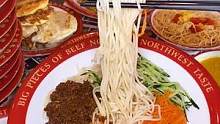 杂酱面，肉夹馍，葱油拌面，羊肉串，都是地道的西北美食！面还能无限续！太良心了吧！#西北美食 #杂酱面