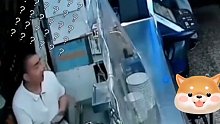 男子龟速爬行进餐馆偷窃，被监控的老板娘发现