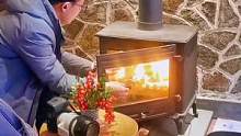 冰瀑旁的小木屋也太暖和了 #炫个冬日围炉煮茶 #烤火取暖 #冰瀑 #围炉煮茶 