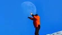 你说喜欢月亮，我爬到了雪山顶，摘个月亮送给你！#一起看月亮 #视觉震撼 #旅行大玩家 #西藏