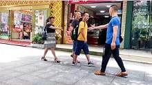 辰溪街头整蛊：假装与路上握手，看路上尴尬了吗？#怀化辰溪#整蛊路人