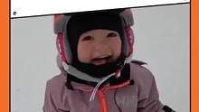 #萌娃  为什么小孩子说话都这么软软的！这么可爱！而且这么小，滑雪也太厉害了吧！#可爱 #滑雪