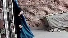 男子翻墙盗窃不忘擦去脚印