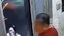 俩男子嫌弃保洁阿姨坐电梯挡路，发生争执后男子推搡打到阿姨，阿姨坐在地上伤心大哭