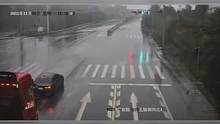 雨天路口不减速，三辆车连续相撞