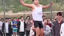 高校男生成功跳高过1米95，热身就让人惊呼