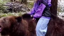 俄罗斯小女孩在森林里偶遇棕熊，每天和它上演着美女与野兽